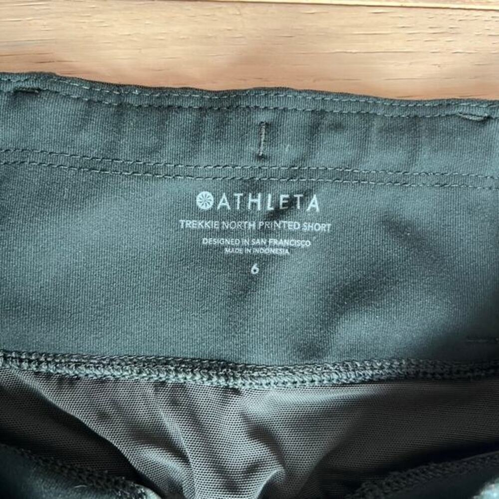 Athleta - Trekkie North Printed Shorts - Green Floral - Zip Pockets - Size - Picture 3 of 9